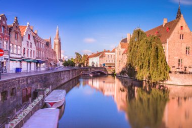 Rozenhoedkaai Kanalı güneş doğarken yansıma ve bulanık bulutlarla, Bruges, Belçika
