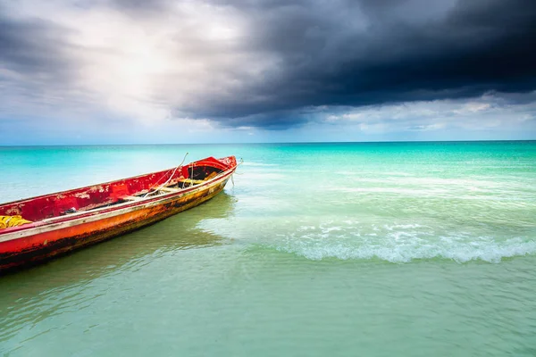 Dramatic Sky Storm Clouds Caribbean Beach Motorboat Negril Seven Mile — ストック写真