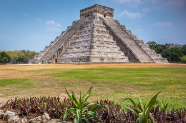 Chichen Itza kukulcan pyramid old ruin, Ancient Mayan civilization, Yucatan, Mexico