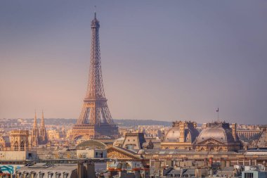 Eiffel kulesi ve Paris çatıları açık gökyüzünde Paris, Fransa