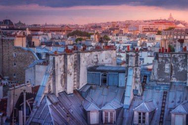Montparnasse ve Montmartre 'nin Paris çatıları dramatik şafakta Paris, Fransa