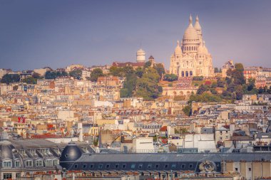 Montmartre ve Sacre Couer 'in Paris çatıları gün batımında Paris, Fransa