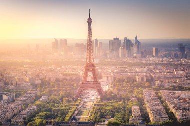 Eyfel Kulesi ve Paris çatıları dramatik gündoğumunda Paris, Fransa