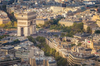 Zafer Takı ve Paris 'in çatıları, Paris, Fransa' nın altın gündoğumunda.