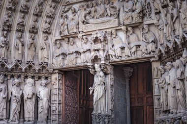 Paris Notre Dame 'ın son kararı heykeller ön cephe ayrıntıları, Fransa