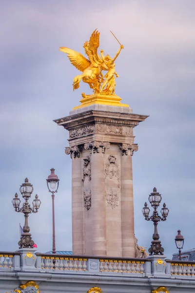 Zlatá Sláva Socha Pont Alexandre Iii Paříž Francie — Stock fotografie