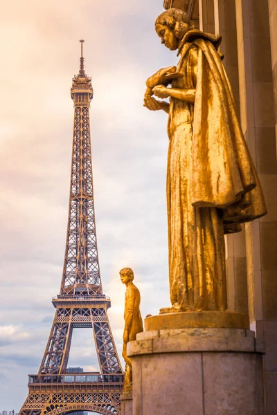 Eiffel Tower Trocadero Statues Paris France — стоковое фото