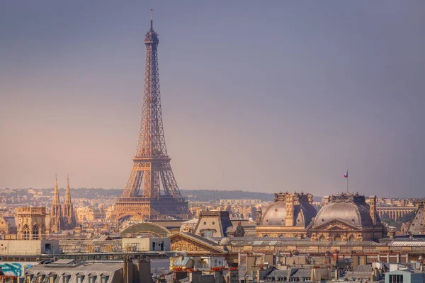 Eiffeltoren Parijse Daken Aan Heldere Hemel Parijs Frankrijk — Stockfoto