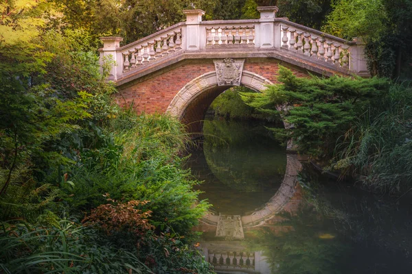 Bridge Pond Reflection Ducks Parc Monceau Paris France — Foto Stock