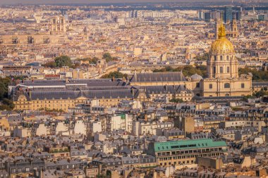 Les Invalides ve Montparnasse Paris 'in çatıları altın gün doğumu Paris, Fransa