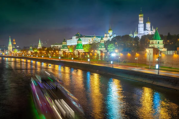 Kremlin Towers Illuminated Evening River Moscva Reflection Moscow Russia — Zdjęcie stockowe