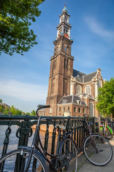 Διώρυγα Του Άμστερνταμ Ποδήλατα Και Ολλανδική Αρχιτεκτονική Κατά Την Ανατολή — Φωτογραφία Αρχείου