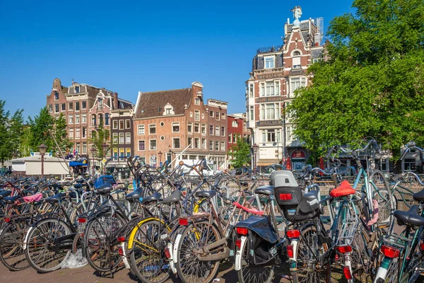 Amsterdam Canal Bicycles Dutch Architecture Sunrise Netherlands — ストック写真