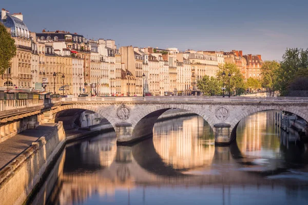 Pont Neuf ve Paris 'te huzurlu Seine nehri, gün doğumunda.