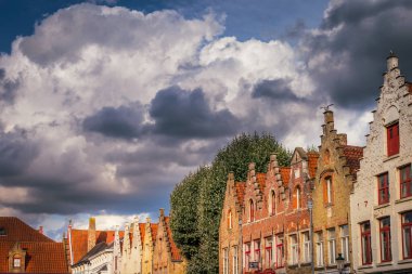 Bruges Flaman mimarisi güneşli bir günde Belçika 'da cephe inşa ediyor.