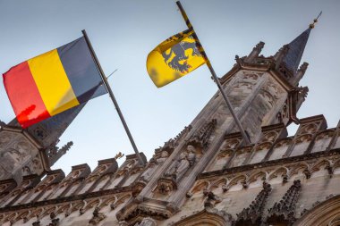 Belediyede Belçika bayrakları, güneşli bir günde Brüksel 'de Flaman mimarisi, Belçika