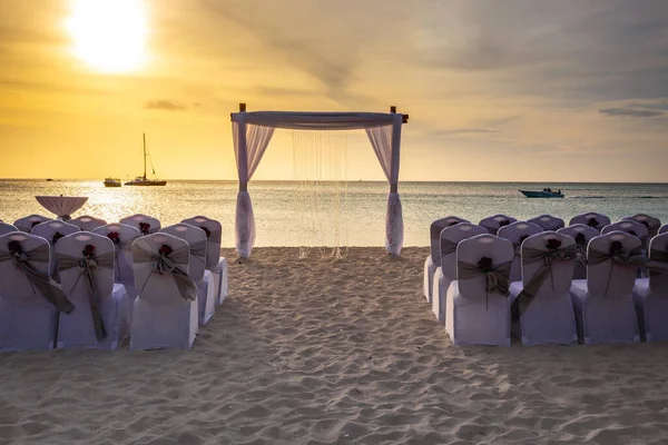 Wedding in Idyllic caribbean beach at sunny day in Aruba, Dutch Antilles