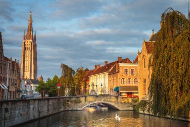 Rozenhoedkaai Kanalı güneş doğarken yansıma ve bulanık bulutlarla, Bruges, Belçika
