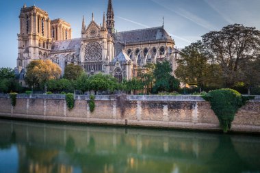 Paris 'in Notre Dame Katedrali ve Seine Nehri, Fransa