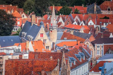 Bruges Flaman mimarisi güneşli bir günde Belçika 'da cephe inşa ediyor.