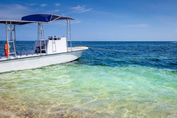 Translucent Caribbean Beach Motorboat Negril Seven Mile Beach Jamaica — Stok fotoğraf