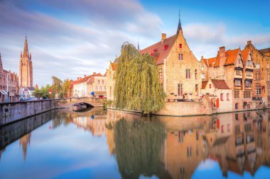 Rozenhoedkaai Kanalı güneş doğarken yansıma ve bulanık bulutlarla, Bruges, Belçika