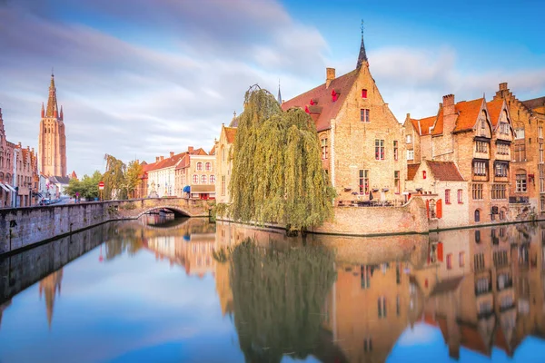 Rozenhoedkaai Kanalı güneş doğarken yansıma ve bulanık bulutlarla, Bruges, Belçika