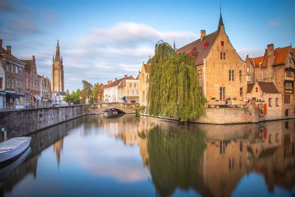 Rozenhoedkaai Kanalı güneş doğarken yansıma ve bulanık bulutlarla, Bruges, Belçika