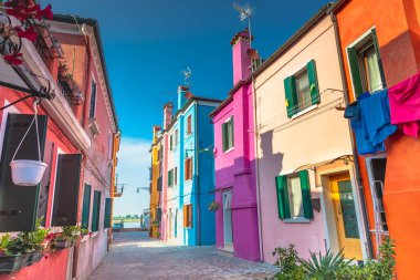 Burano adası sokağı, renkli evler ve tekneler, Venedik lagünü, Kuzey İtalya