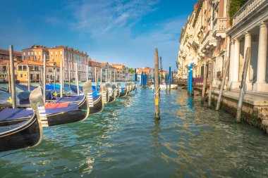Altın gün batımında Grand Canal kazık iskelesinde Gondolas 'ı süsleyin, Venedik, İtalya