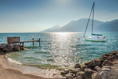 Kuzey İtalya 'da yelkenli ve dağları olan Malcesine' deki Idyllic Gölü Garda sahili.