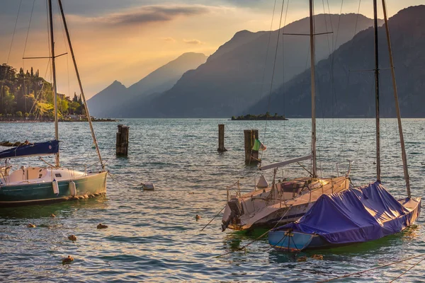 Idylliska Gardasjön Kustlinje Och Medelhavsbyn Torbole Med Segelbåtar Och Berg — Stockfoto