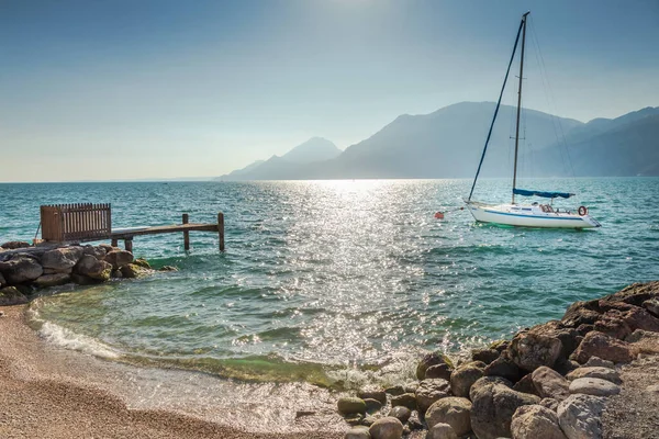 Lago Idílico Litoral Garda Malcesine Com Veleiros Montanhas Norte Itália — Fotografia de Stock