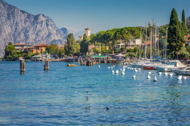 Kuzey İtalya 'da yelkenli ve dağları olan Malcesine' deki Idyllic Gölü Garda sahili.