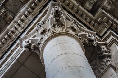 Bulgaristan Ulusal Parlamentosu Başkent Sofya 'da sütun sütunlarıyla süslendi