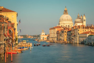 Gondole Büyük Kanal 'da ve Basilica Santa Maria della Selamlar gündoğumunda, Ethereal Venedik, İtalya