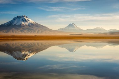 Idyllic Gölü yansıması ve Atacama Çölü, Kuzey Şili, Güney Amerika 'daki volkanik manzara