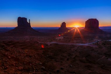 The Mittens, Monument Valley 'de güneş doğarken, Arizona ve Utah, ABD