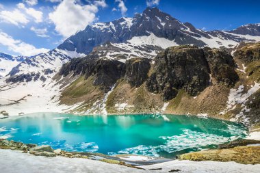 Alp zümrüt gölü ve bahar zamanı dağlar, Gran Paradiso Alpleri, İtalya, Fransa sınırına yakın.