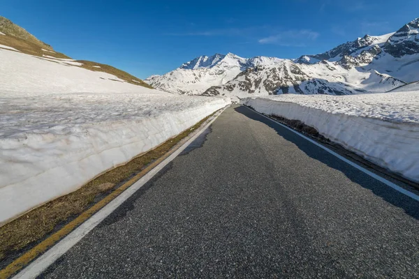 Alpine Mountain Road Snow Spring Gran Paradiso Alps Italy Border — стоковое фото