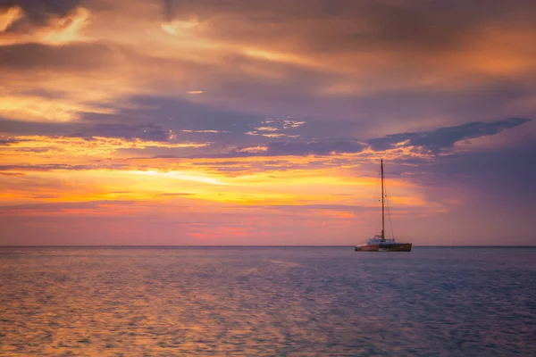 Tropiskt Paradis Aruba Idyllisk Karibisk Strand Med Båtar Vid Solnedgången — Stockfoto