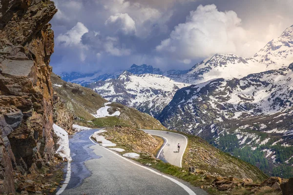 Ciclista Subiendo Carretera Montaña Entre Nieve Primavera Gran Paradiso Alpes — Foto de Stock