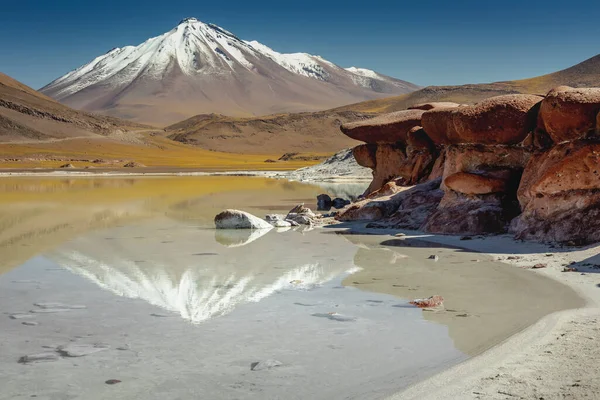 Laguna Piedras Rojas Salt Lake Atacama Desert Volcanic Landscape Chile — Fotografia de Stock