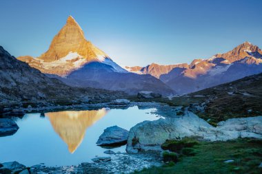 Matterhorn ikonik dağ ve gölün yeniden oluşumu huzurlu gündoğumunda, İsviçre Alpleri, İsviçre