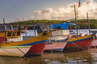 Günbatımında Porto Seguro, BAHIA, Kuzeydoğu Brezilya 'da balıkçı tekneleri ile Idyllic körfezi.