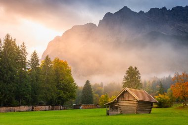 Gün batımında Bavyera Alpleri ve ahşap ahır, Garmisch Partenkirchen, Almanya