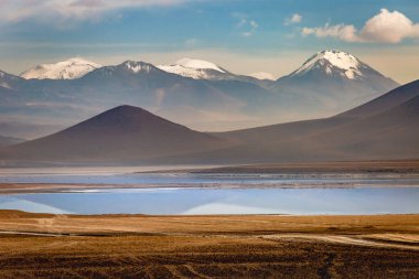 Salar de Atacama volkanik peyzaj ve tuz gölü Atacama Çölü, Şili, Güney Amerika