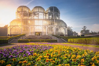 Curitiba 'daki Botanik Bahçesi çevresindeki halka açık park. Altın gün doğumu, Parana, Güney Brezilya