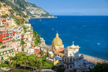 Positano şehir merkezi altın gün batımı, İtalya 'nın Amalfi kıyısı, Güney Avrupa