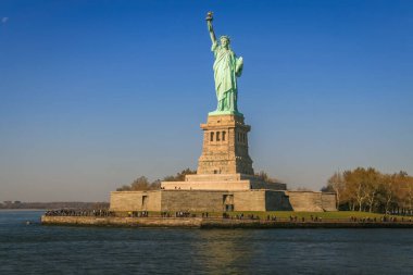 Özgürlük Anıtı ve gün batımında açık gökyüzü, New York, Birleşik Devletler, Kuzey Amerika